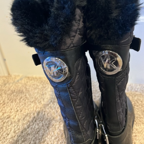 Michael Kors snow boots - Picture 2 of 3